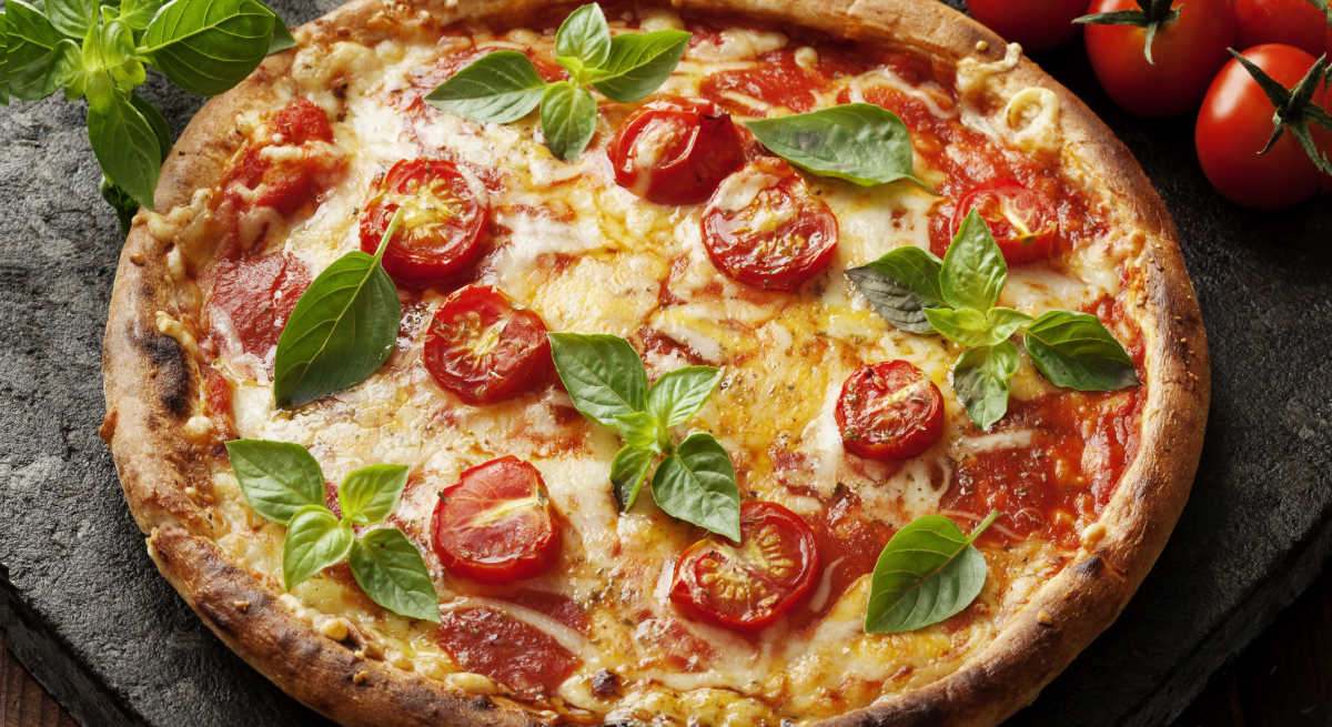Pizza de tomate y albahaca