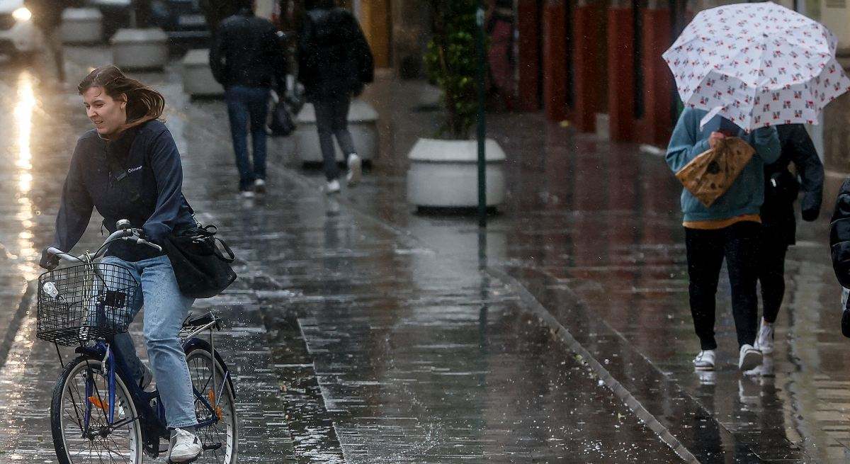 EuropaPress_4970084_persona_sujeta_paraguas_consecuencia_lluvia_febrero_2023_valencia_comunidad-1.jpg