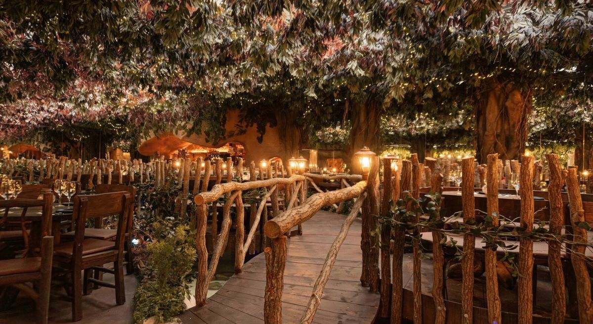 El restaurante que parece sacado del "Señor de los Anillos" está en España: un bosque mágico, un lago y una cascada