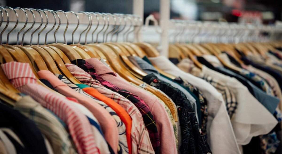 tienda-ropa-tienda-ropa-perchas-tienda-boutique-moderna_1150-8886.jpg
