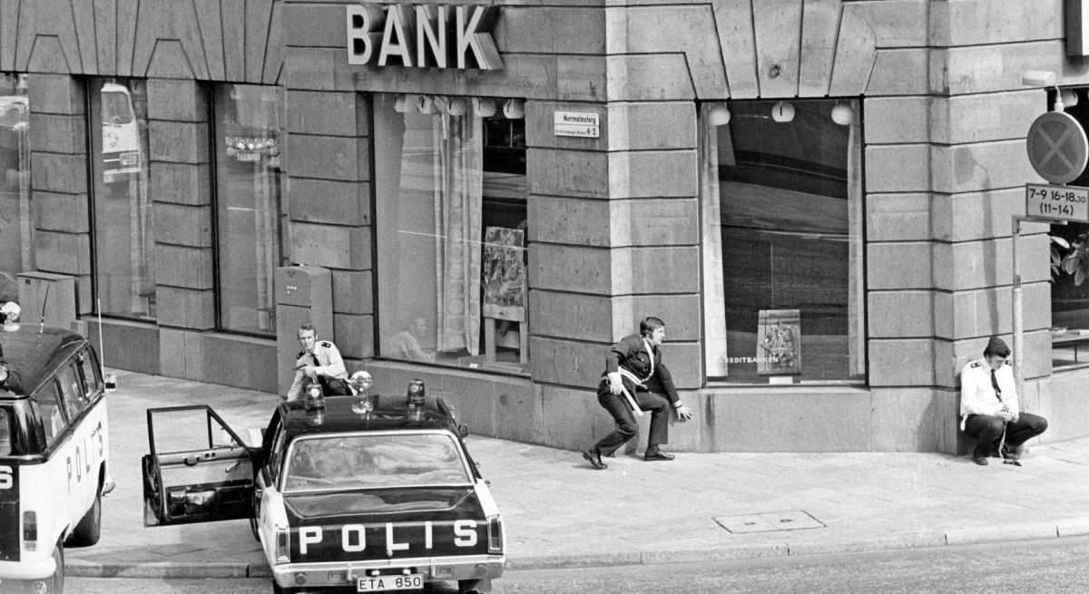 Policías rodeando el banco donde estaban los secuestradores.