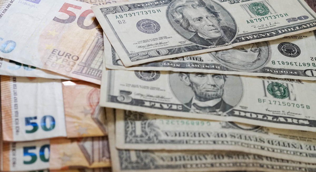 billetes-dolar-euro-cruce-divisas-EURUSD-istock-1200x655.jpg