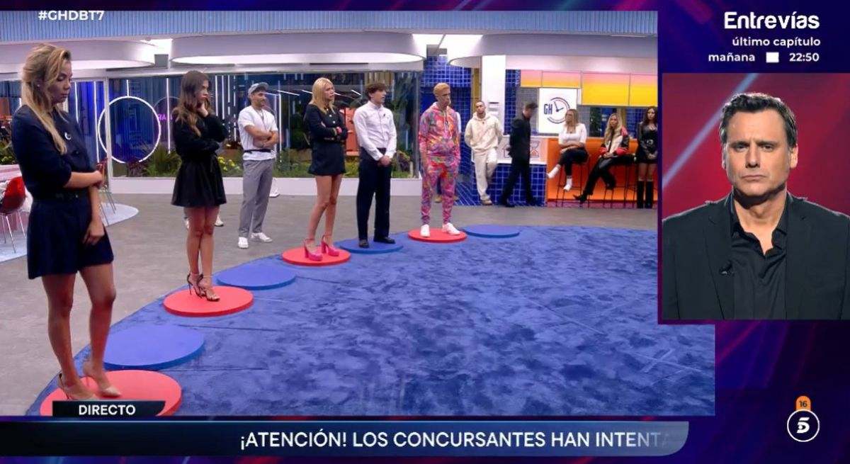 Los concursantes de Gran Hermano sentados en el sofá de la casa