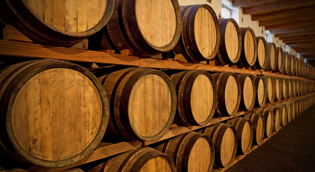 Una bodega de vino repleta de barriles
