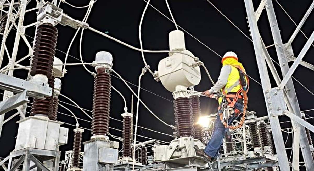 Un operario en una instalación eléctrica de Ecuador