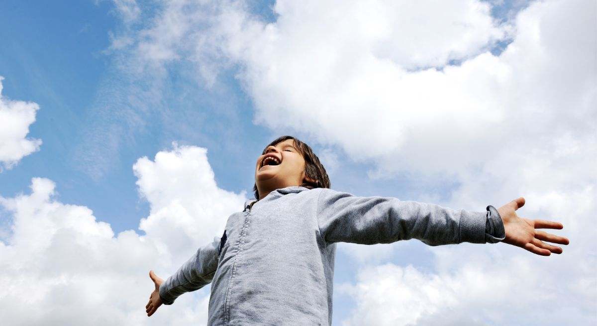 Un niño respirando