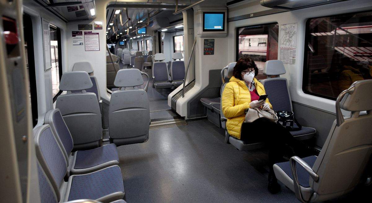 EuropaPress_2822511_mujer_mascarilla_hace_uso_tren_cercanias_atocha_donde_policia_entregando-1.jpg