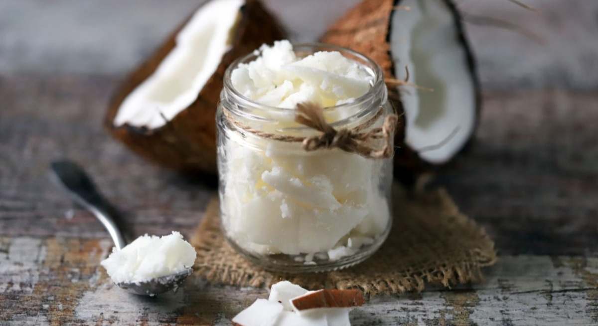 Aceite de coco en un tarro de cristal