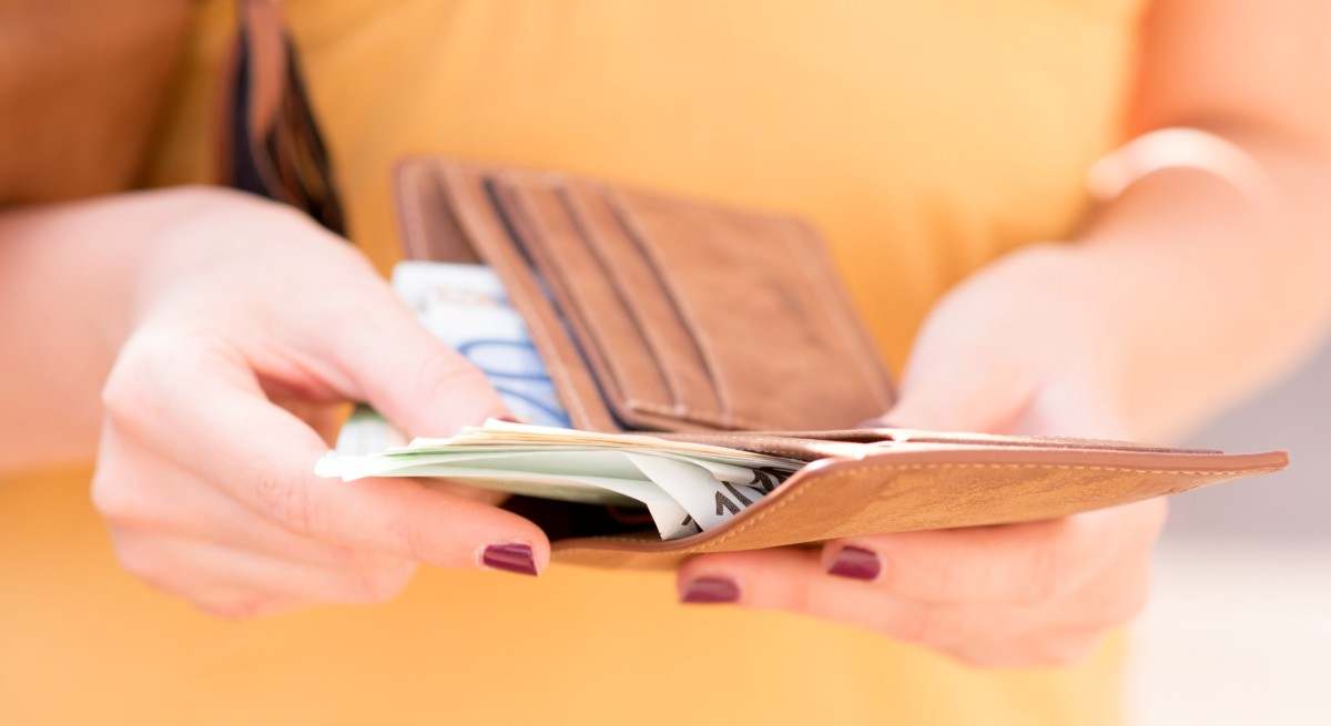 dinero-billetes-cartera-istock