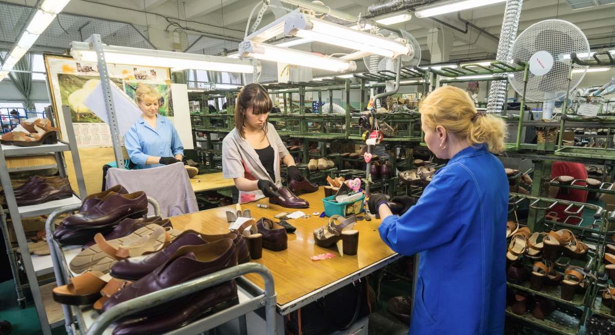 Trabajadoras en una fábrica de zapatos