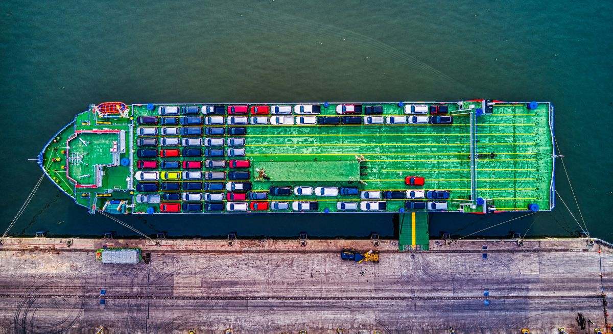 Barco cargado de coches (Getty)