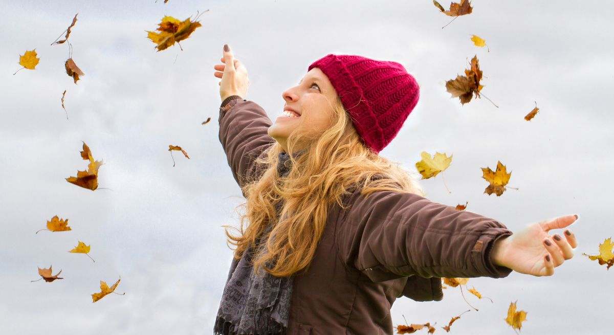 Una mujer es feliz y sonríe ante la presencia de la cámara 