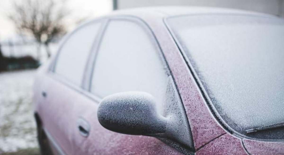 Un parabrisas de coche congelado
