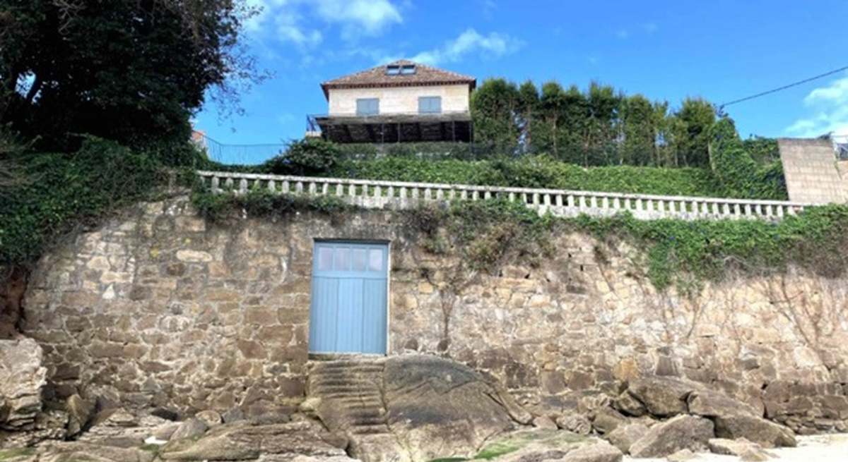 Chalé de Eva Cárdenas sobre la playa de O Con (Moaña).