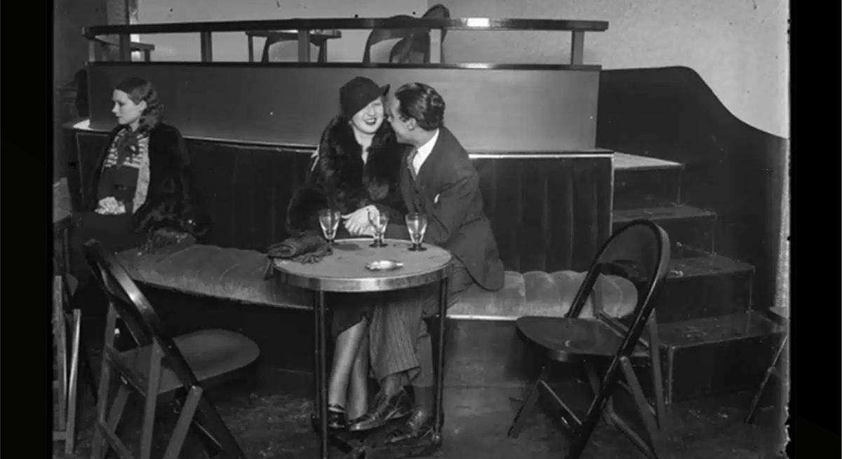 Una pareja en un bar de Barcelona, 1931-1936. Arxiu Fotogràfic de Barcelona/Archivo Família  Puig Farran © Arxiu Família Puig Farran