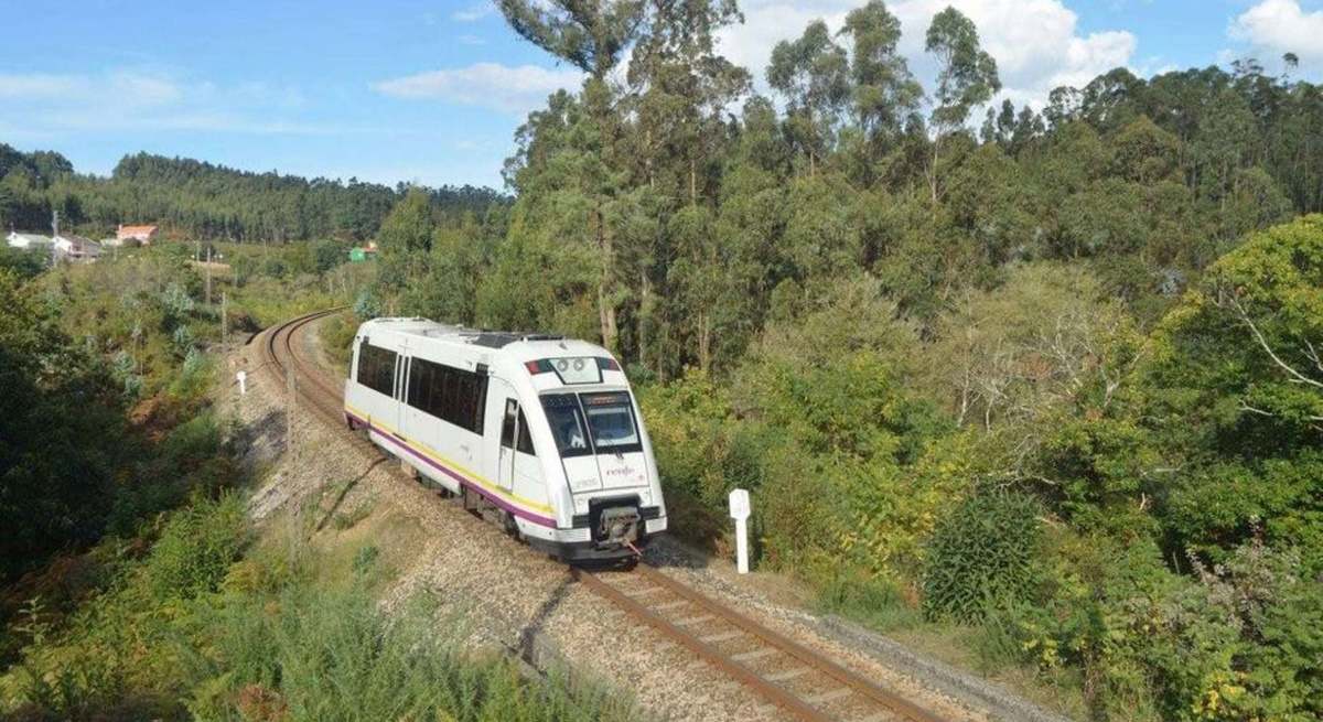 Tren a su paso por Ferrol.