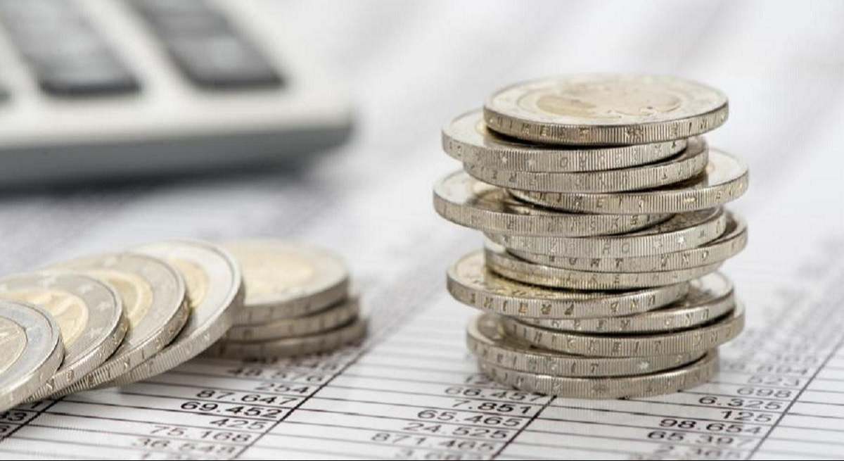 monedas sobre hoja de excel