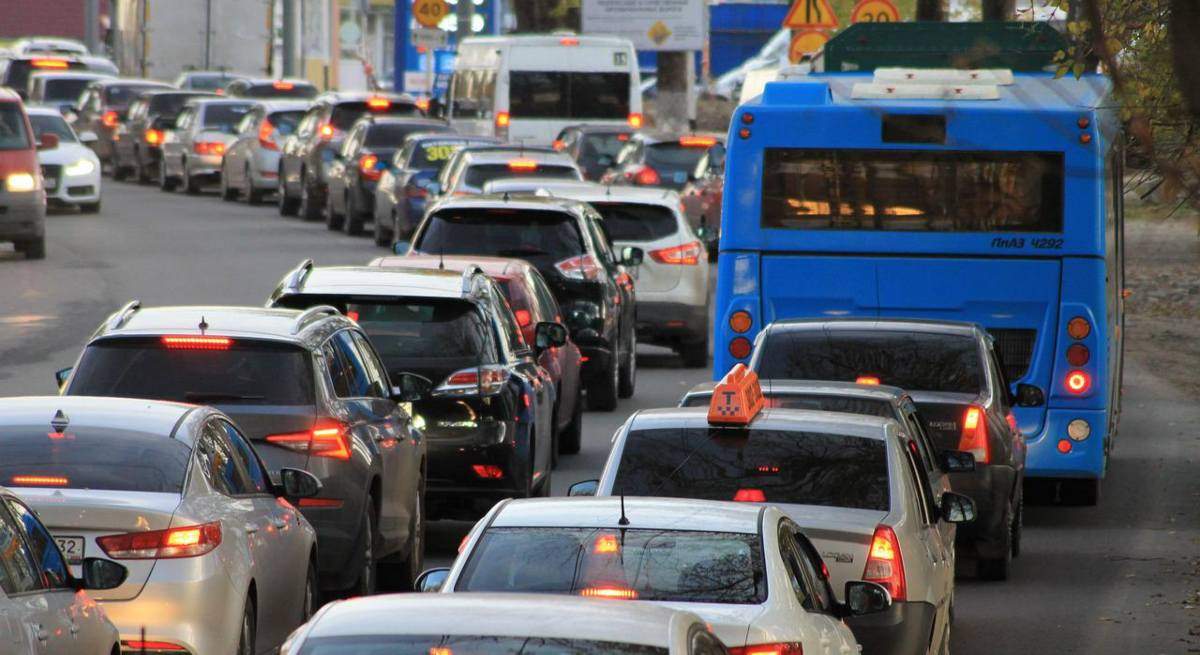 traffic-jam-g767276582_1280-1.jpg
