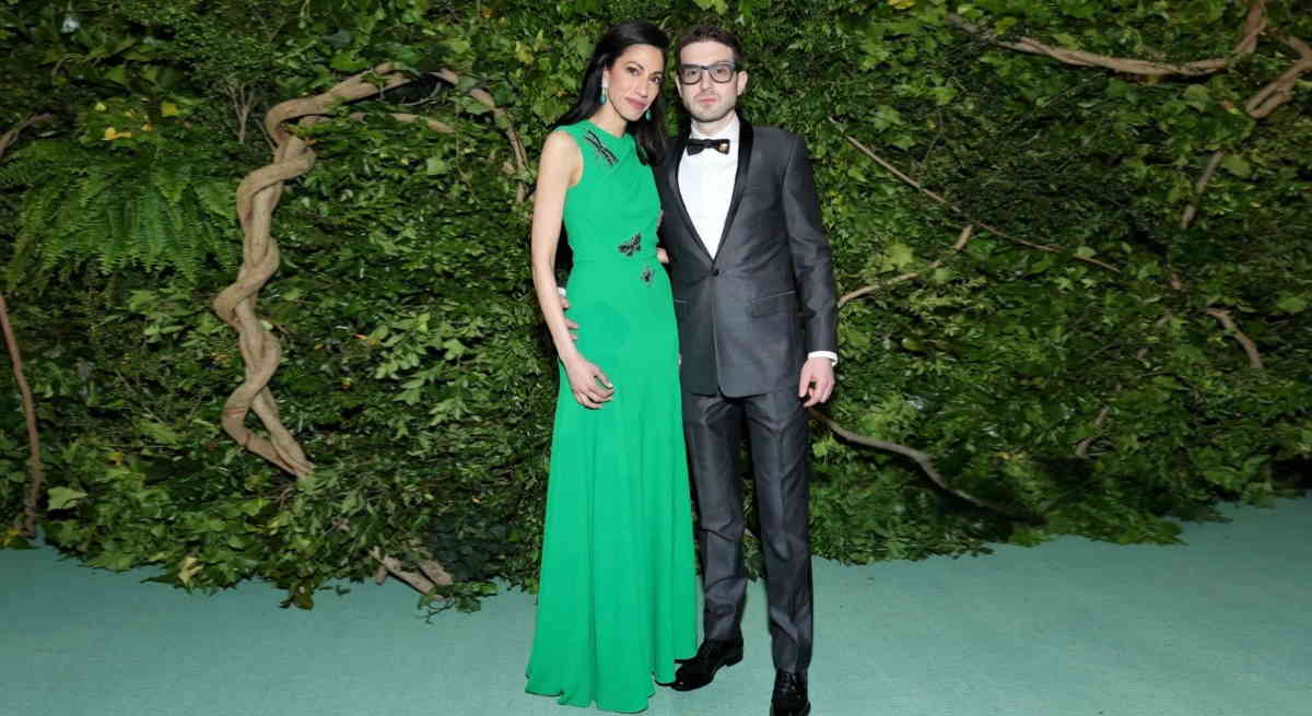 Huma Abedin, la fiel escudera de Hillary Clinton, y Alex Soros