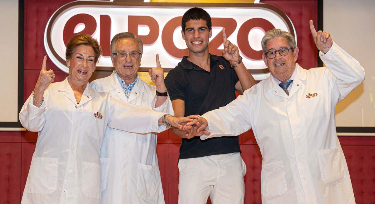 El tenista Carlos Alcaraz, embajador de la marca El Pozo, con los hermanos Juana, Tomás y José Fuertes, propietarios del Grupo Fuertes.