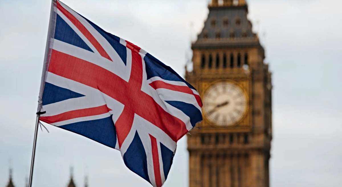 La bandera del Reino Unido con el Big Ben de fondo