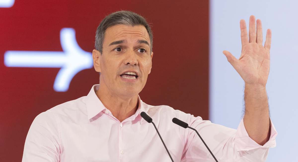 pedro-sanchez-mitin-levanta-mano-efe.jpg