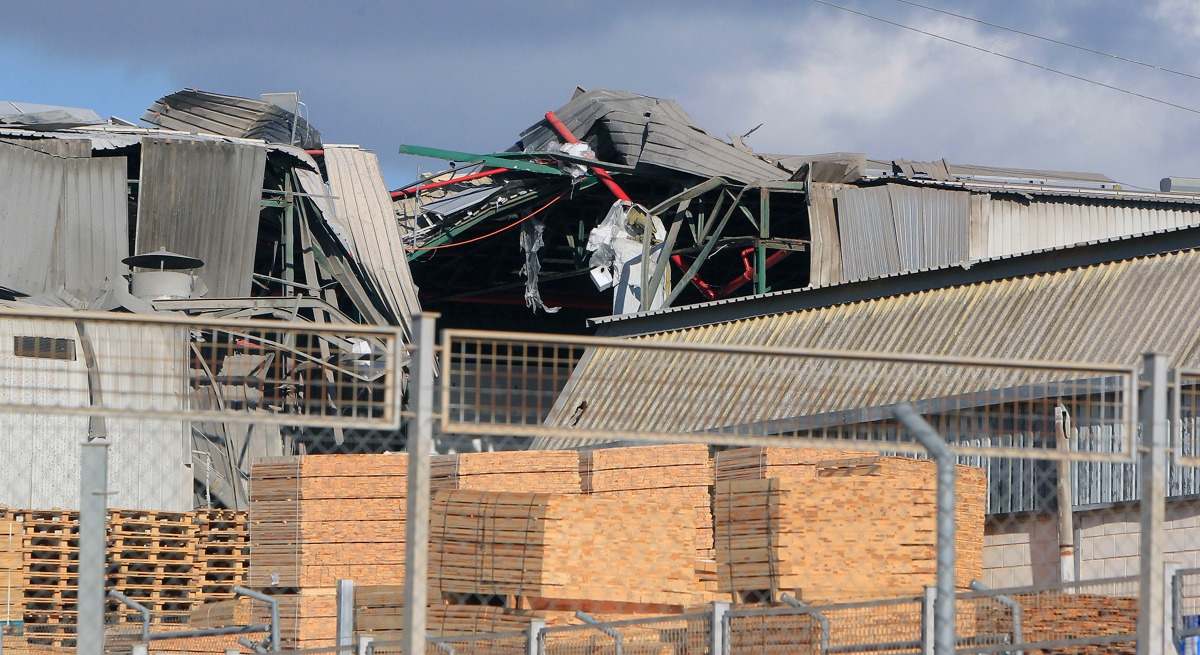 Imagen de la explosión en una fábrica de Ibi. Foto: EFE.