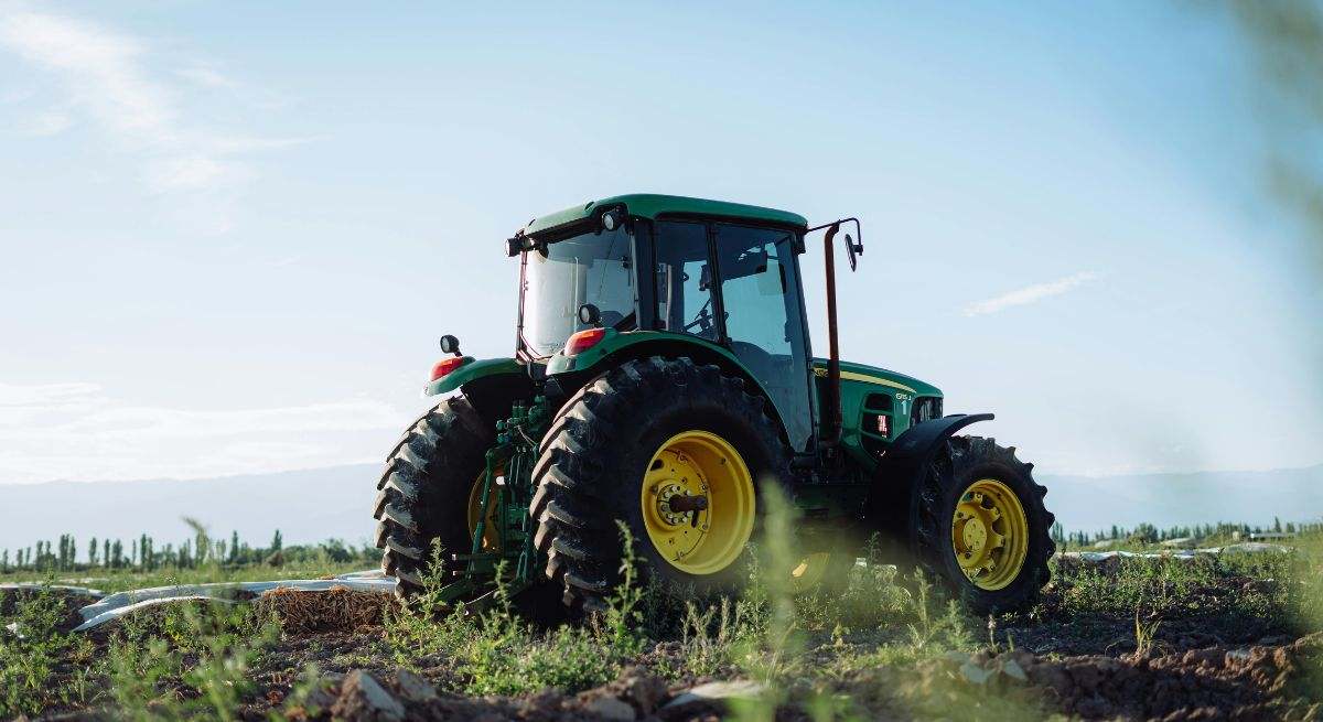 Un tractor en el campo