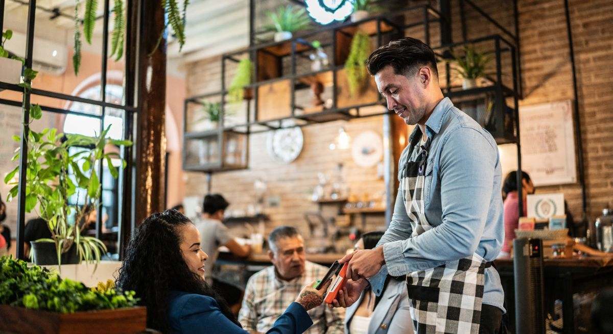 Un camarero atiende en un restaurante. / Foto: iStock