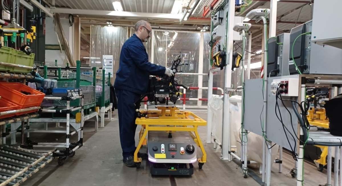 Un trabajador en las instalaciones de Stellantis / EP
