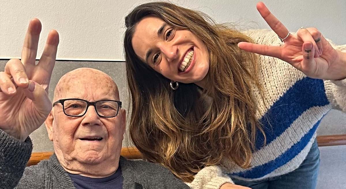 Una voluntaria con un abuelo / EP