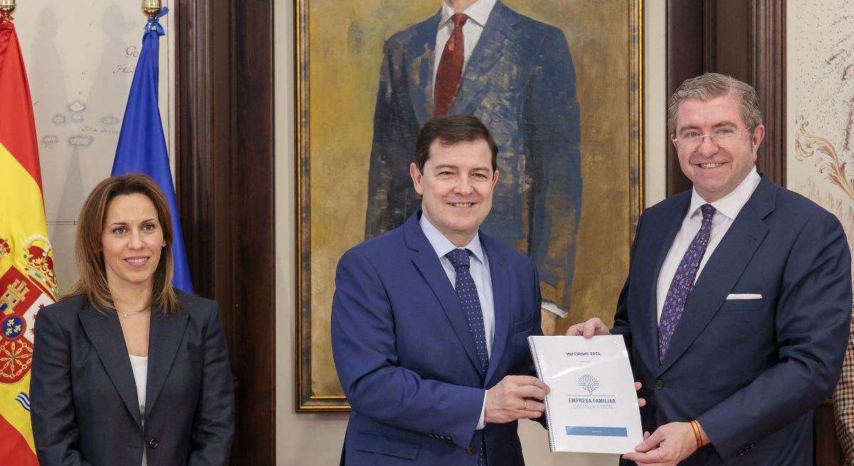 Mañueco con el presidente de EFCYL , Isidoro Alanis, y la vicepresidenta de la asociación Carmen San Martín