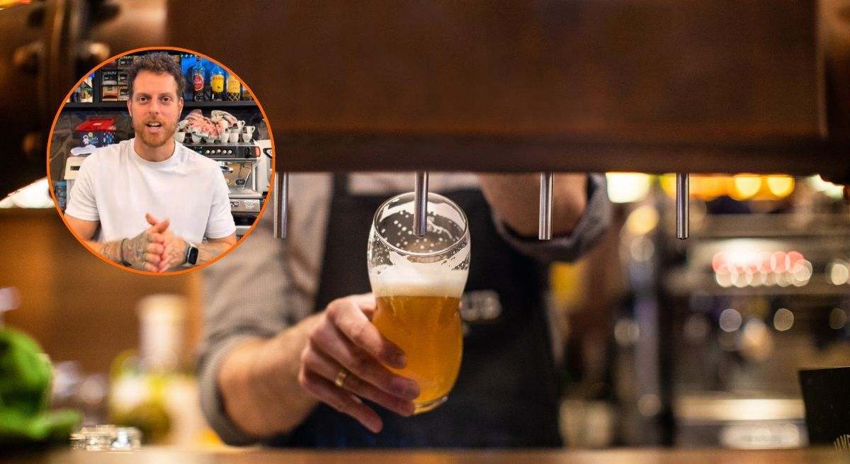 Camarero tirando cerveza