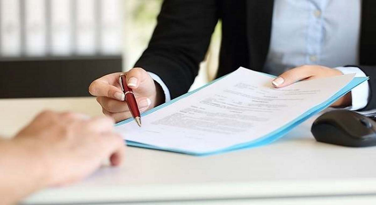 Firma_contrato_clausulas_Istock.jpg