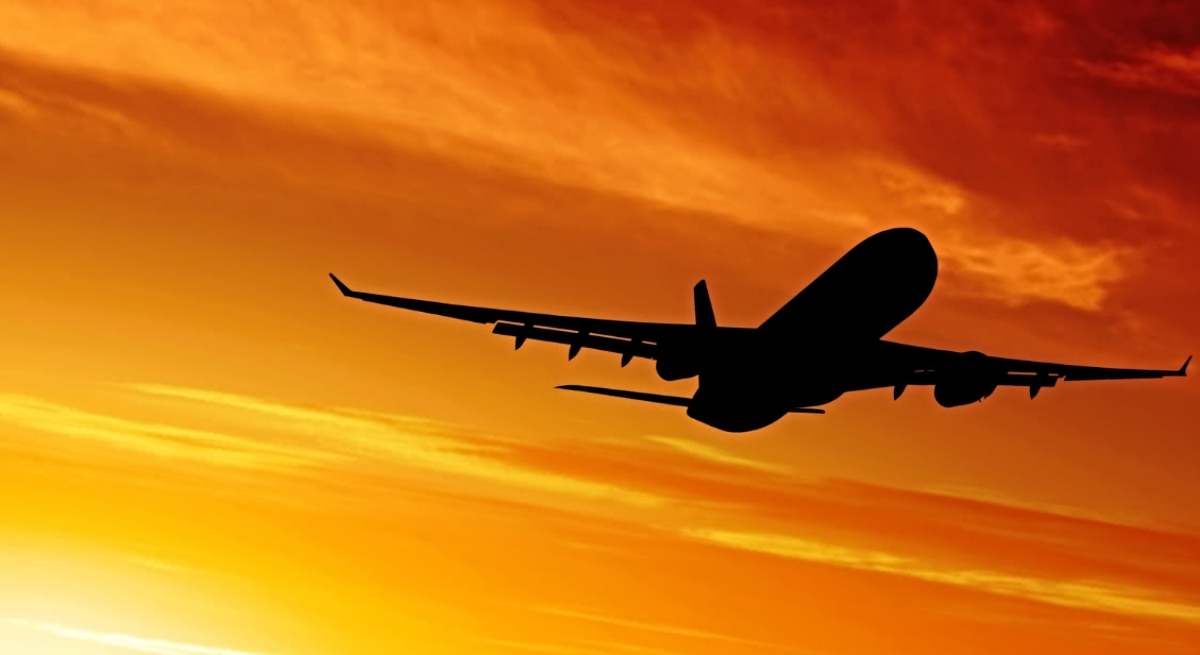 Un avión en pleno vuelo