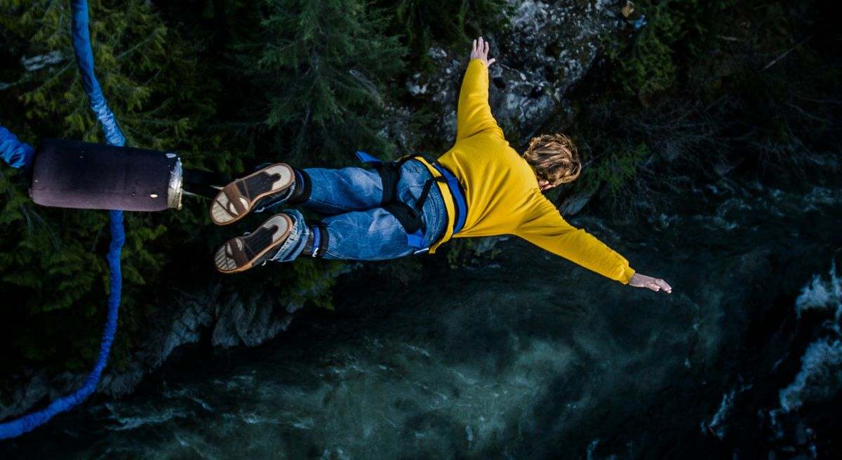 Hombre haciendo puenting