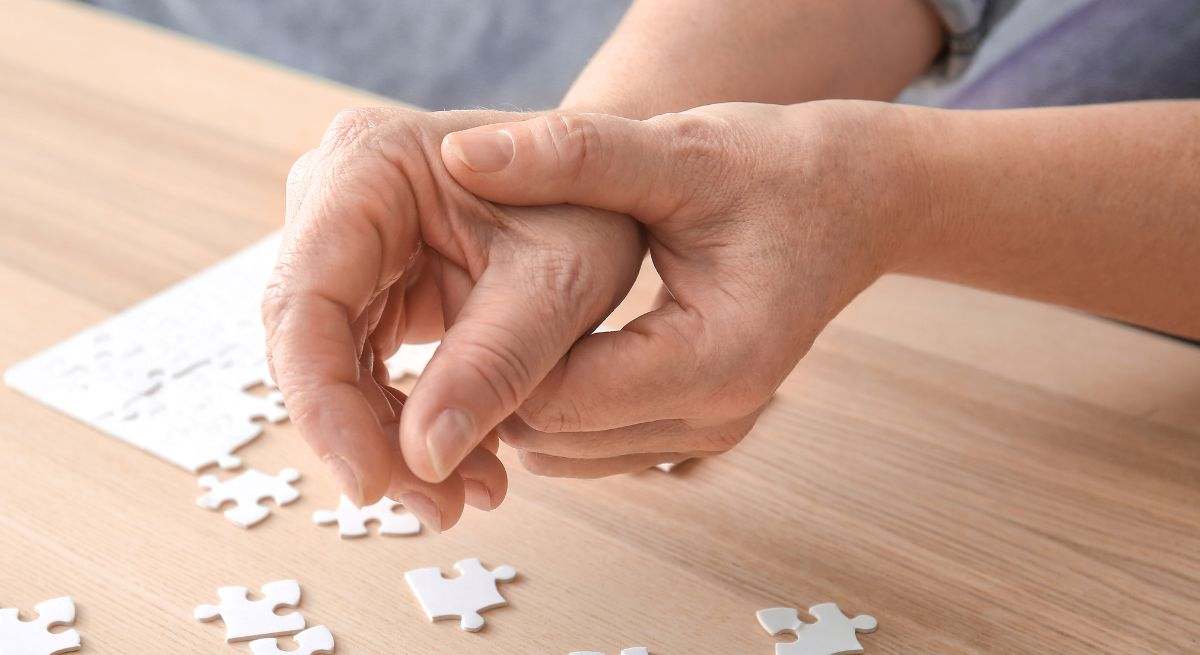La enfermedad de Parkinson es un trastorno del cerebro que provoca movimientos involuntarios o incontrolables