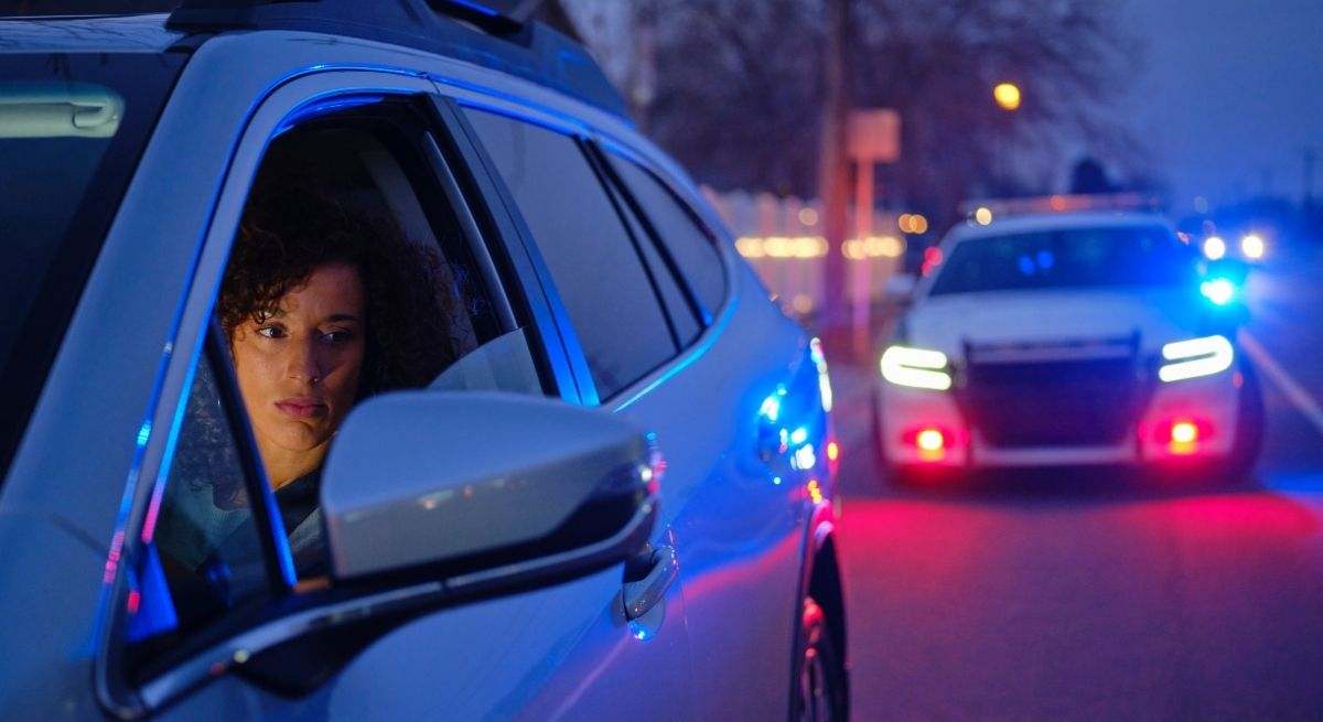 Policía multando