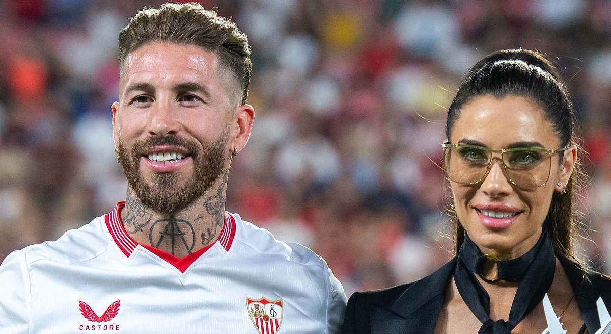 Sergio Ramos y Pilar Rubio posan en el campo del Sevilla 