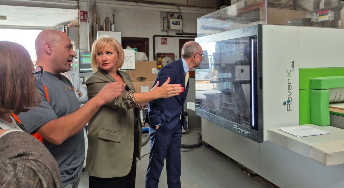La consejera de Industria visita las instalaciones de Carpintería Alfredo Sanz, en Las Navas del Marqués