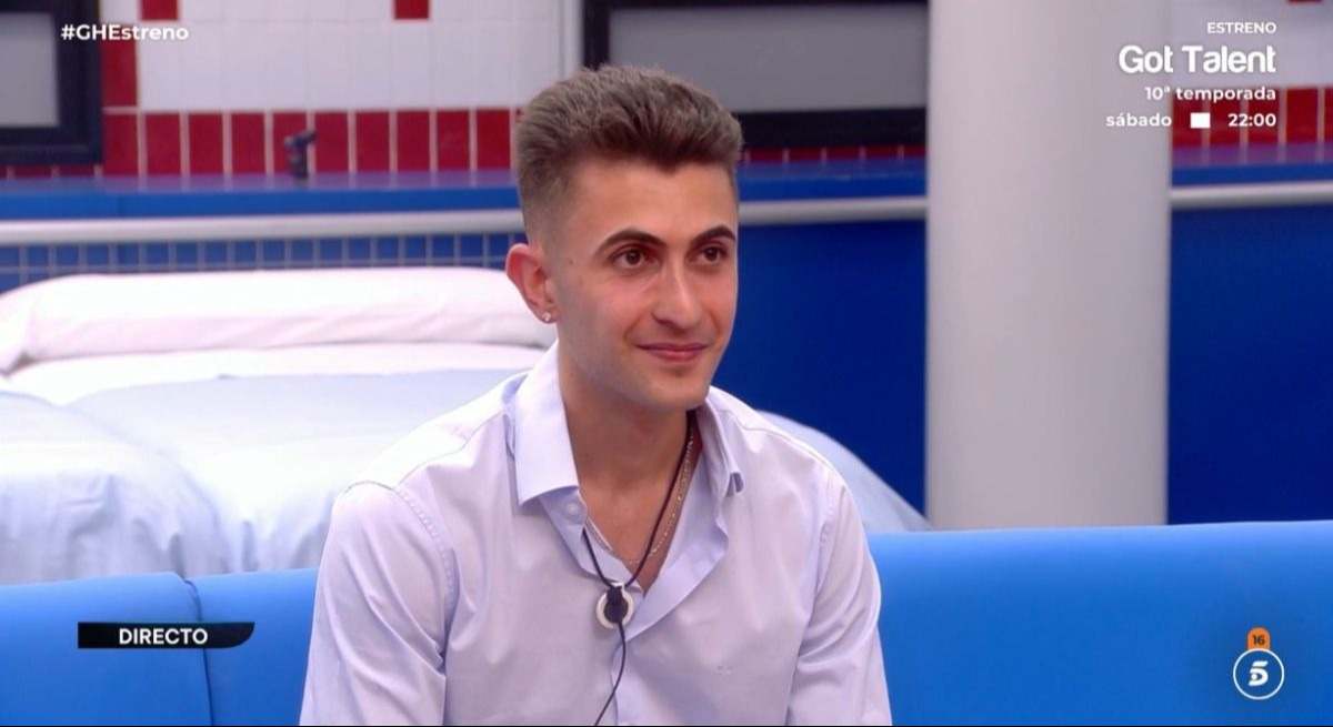 Luis con camisa blanca mirando fijamente