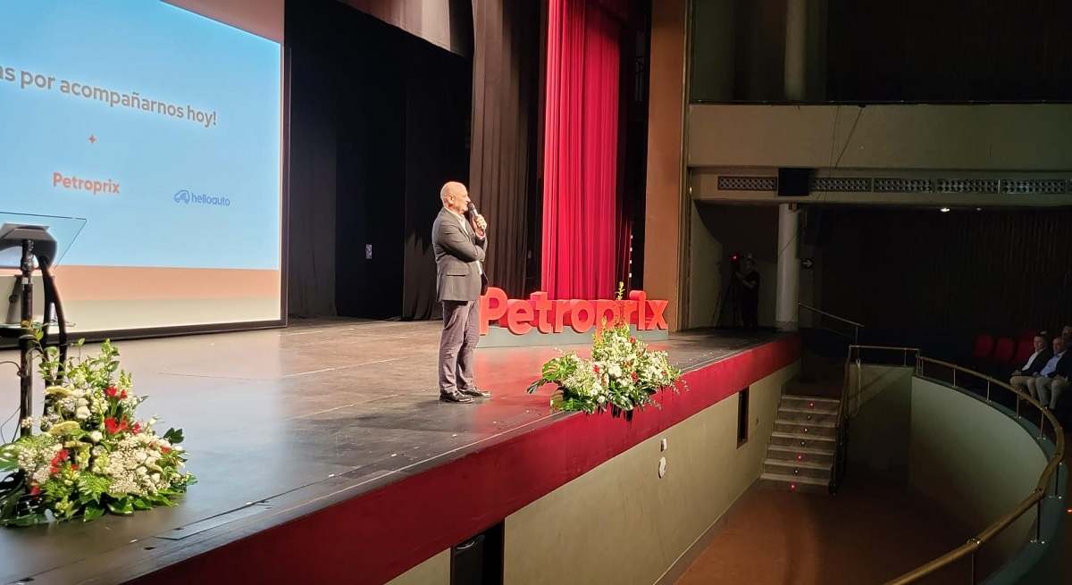 Manuel-Santiago-CEO-DEL-GRUPO-PETROPRIX-durante-el-acto.jpg