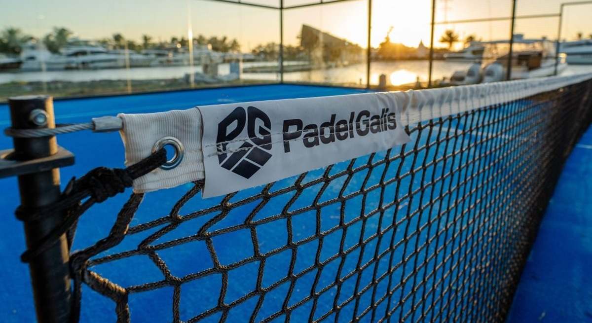 Una pista fabricada por Padel Galis junto a una marina en México.
