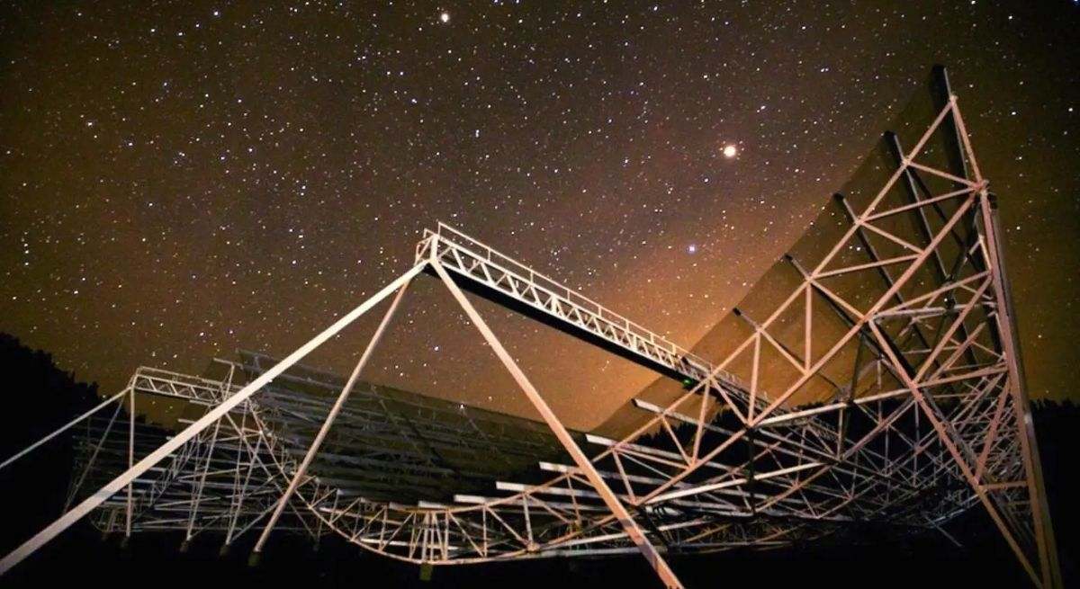 Científicos desvelan la verdad de dónde vino la onda de radio más potente del espacio exterior