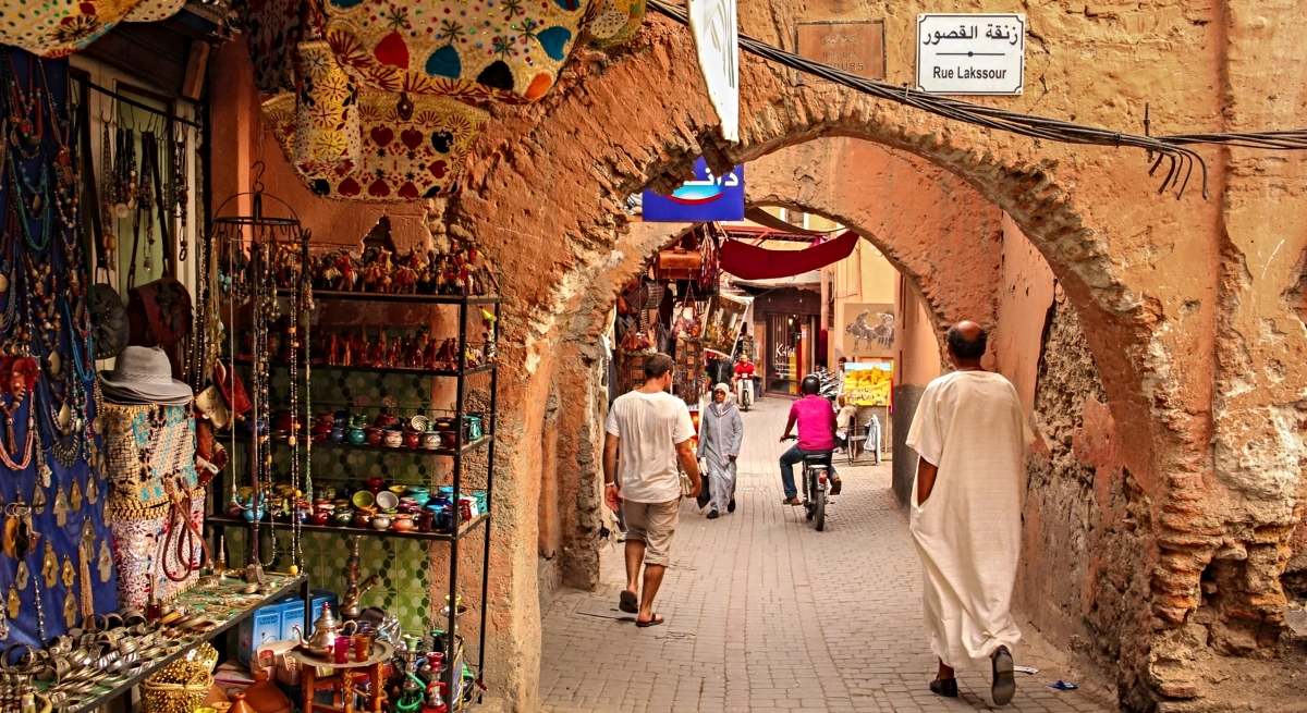 Calles estrechas en la ciudad de Marrakech