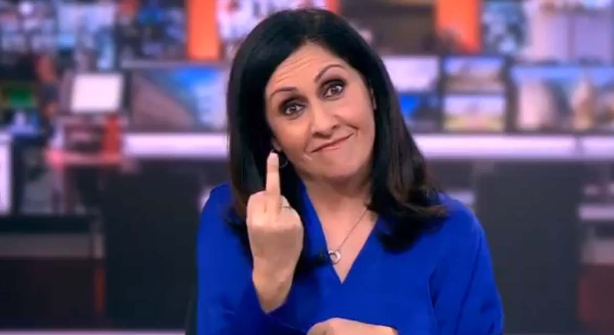 Presentadora de la BBC haciendo una peineta