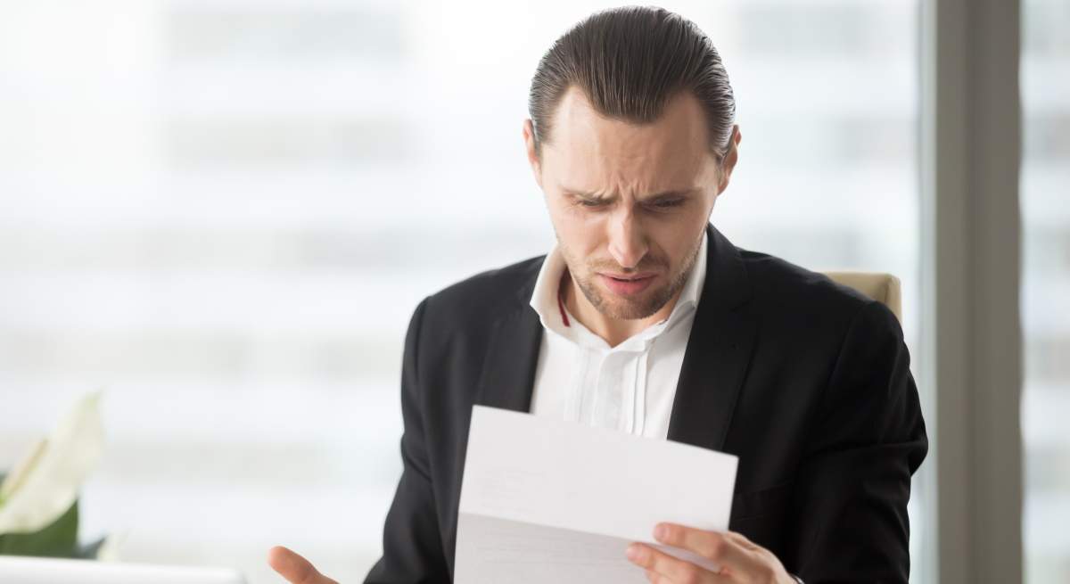 hombre-lee-carta-sorpresa-dreamstime.jpg