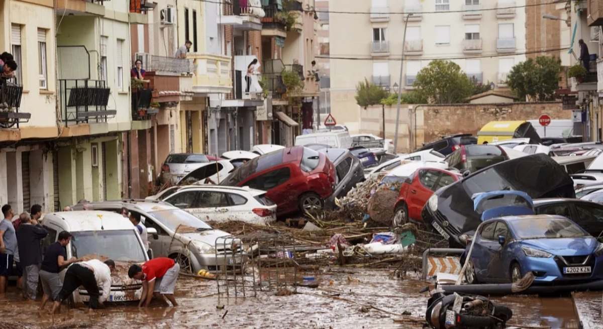 Una calle tras el paso de la riada por la DANA.