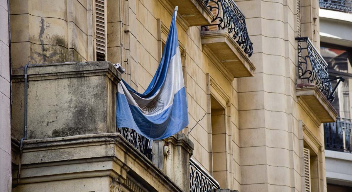 Una bandera argentina en un balcón de Buenos Aires / EP