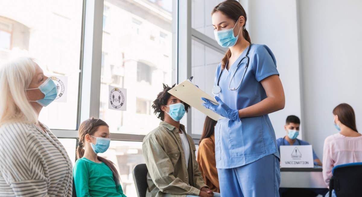 sala-espera-hospital-ambulatorio-centro-salud-medico-iStock-1342037442.jpg